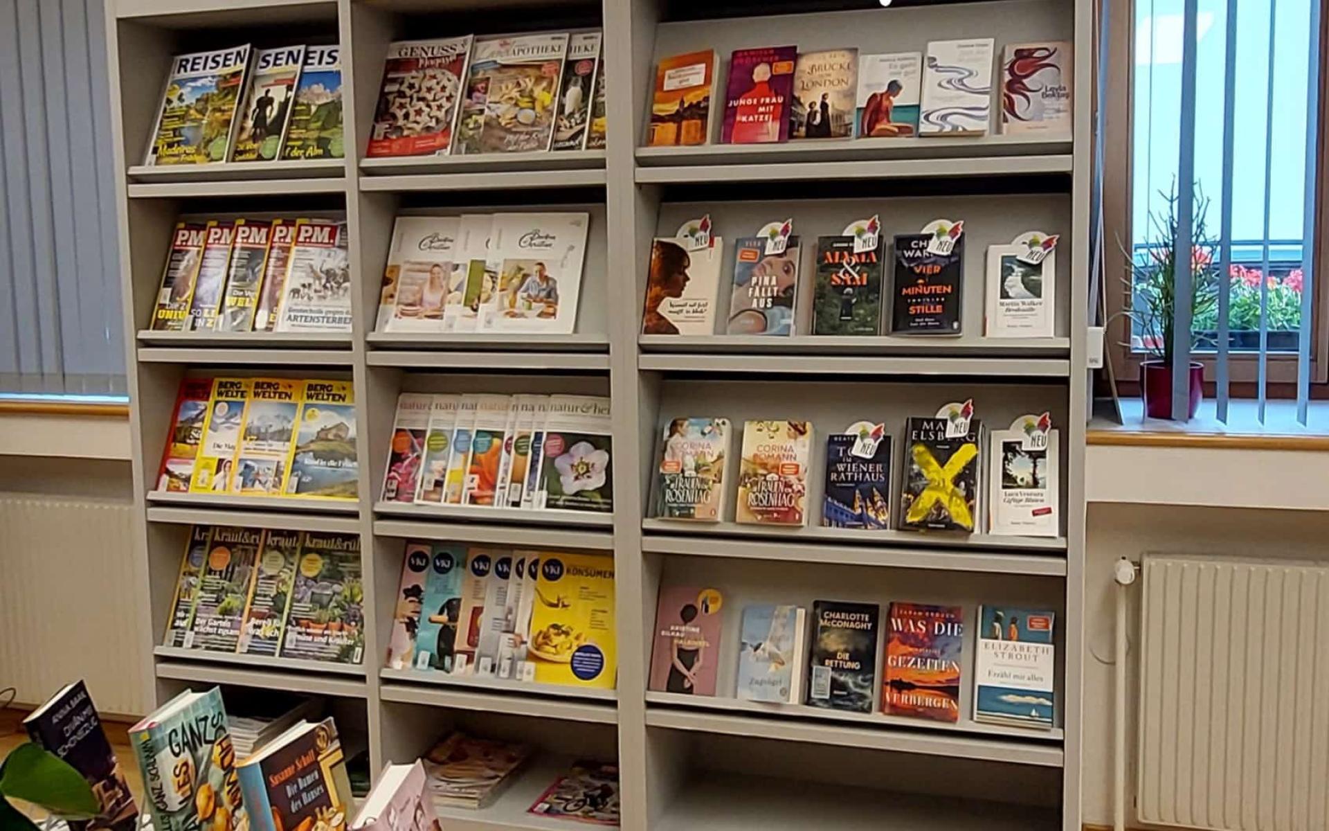 Aktuelle Bücher neben den Zeitschriften